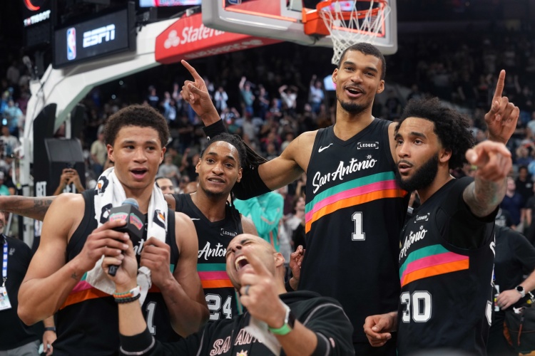 霍里：马刺有8人场均得分上双 他们在打团队篮球